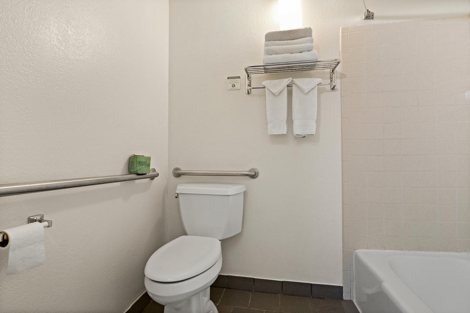 Rodeway Inn McPherson Екстер'єр фото