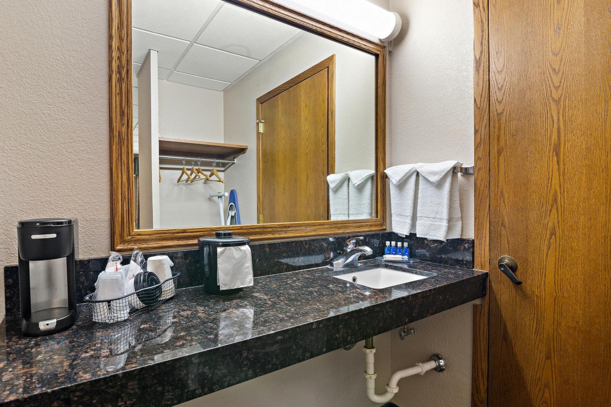 Rodeway Inn McPherson Номер фото