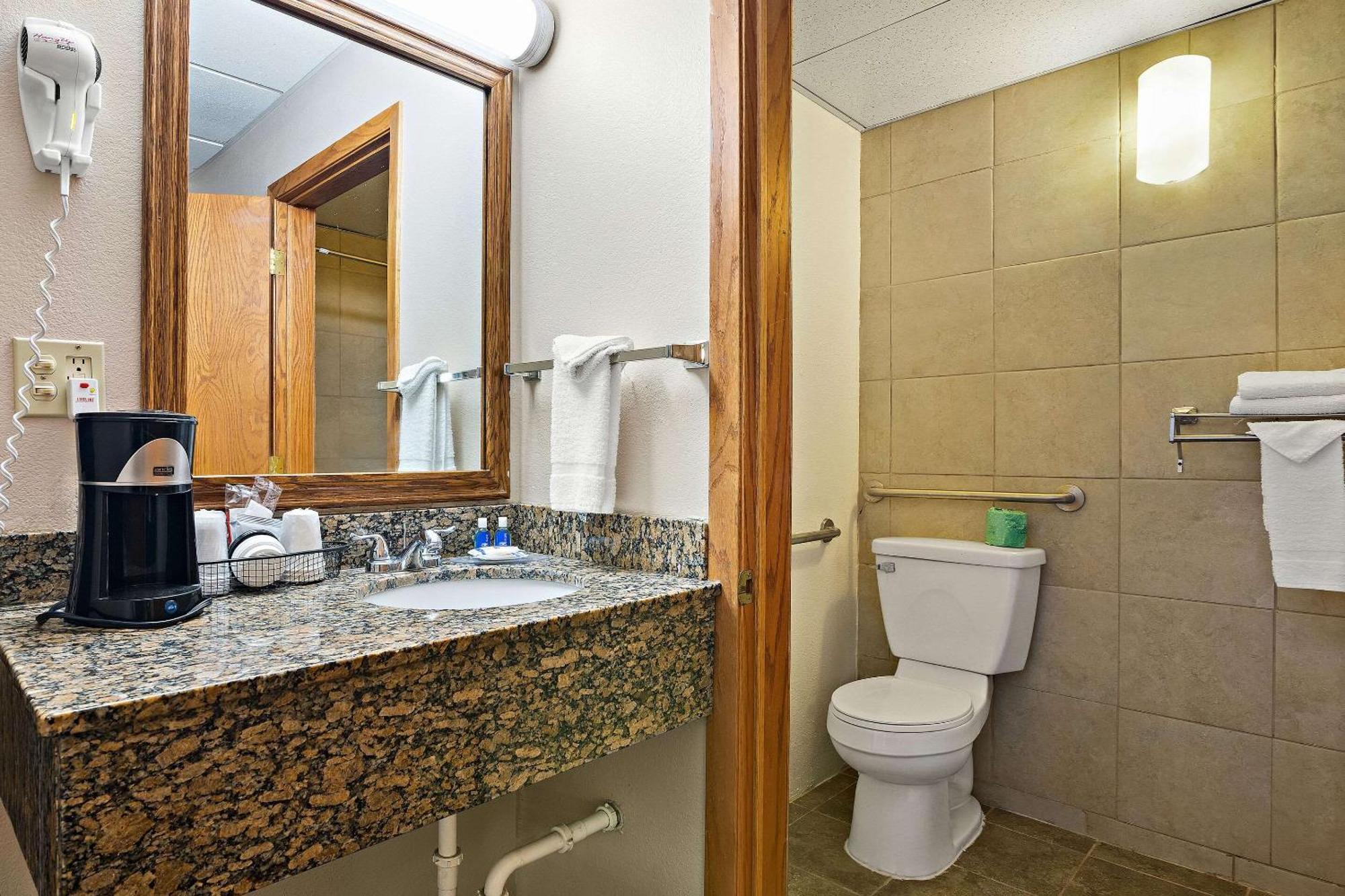 Rodeway Inn McPherson Екстер'єр фото