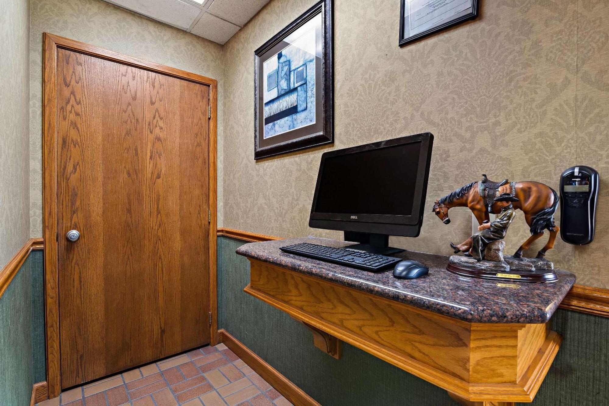 Rodeway Inn McPherson Екстер'єр фото