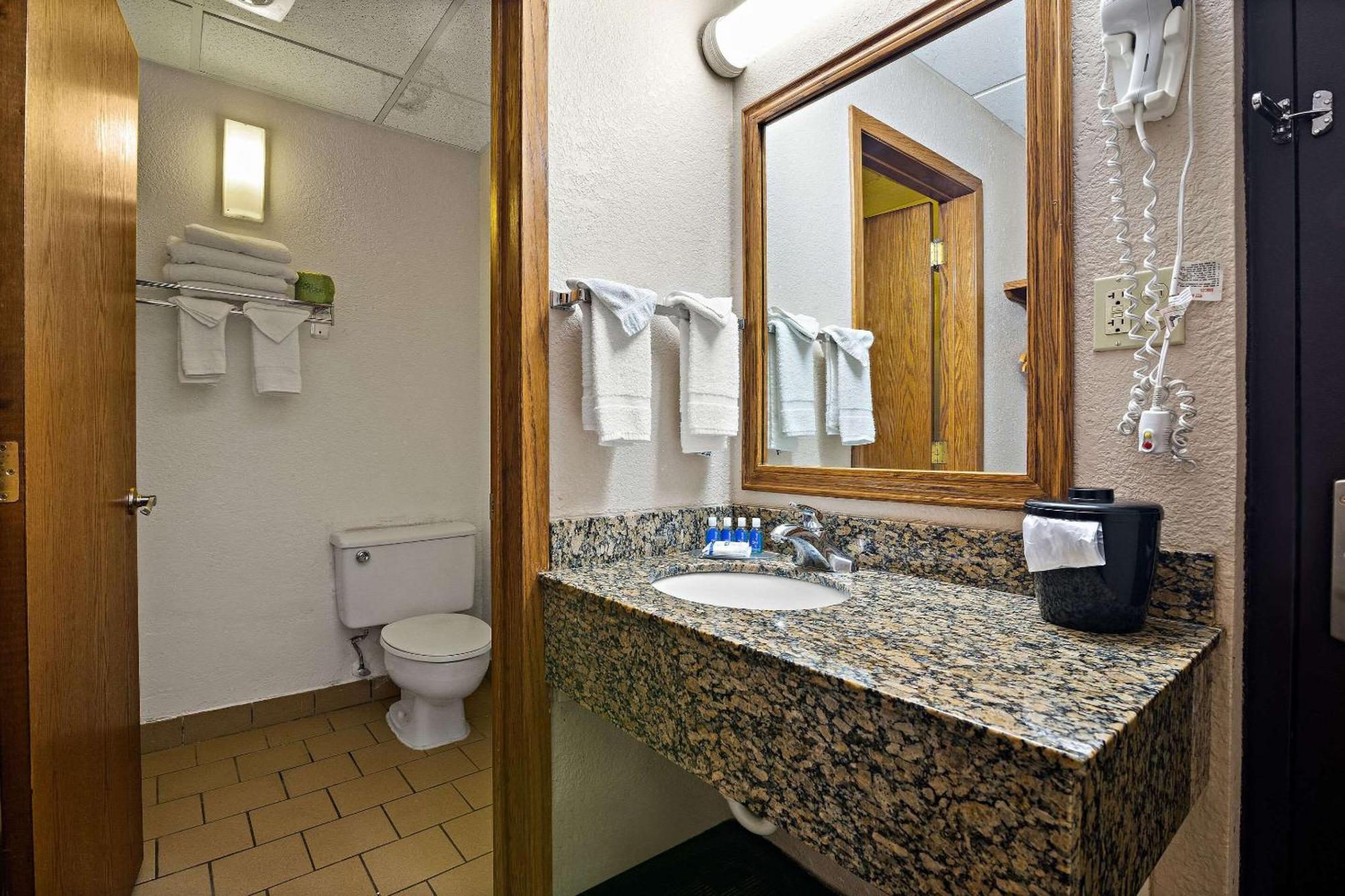 Rodeway Inn McPherson Екстер'єр фото